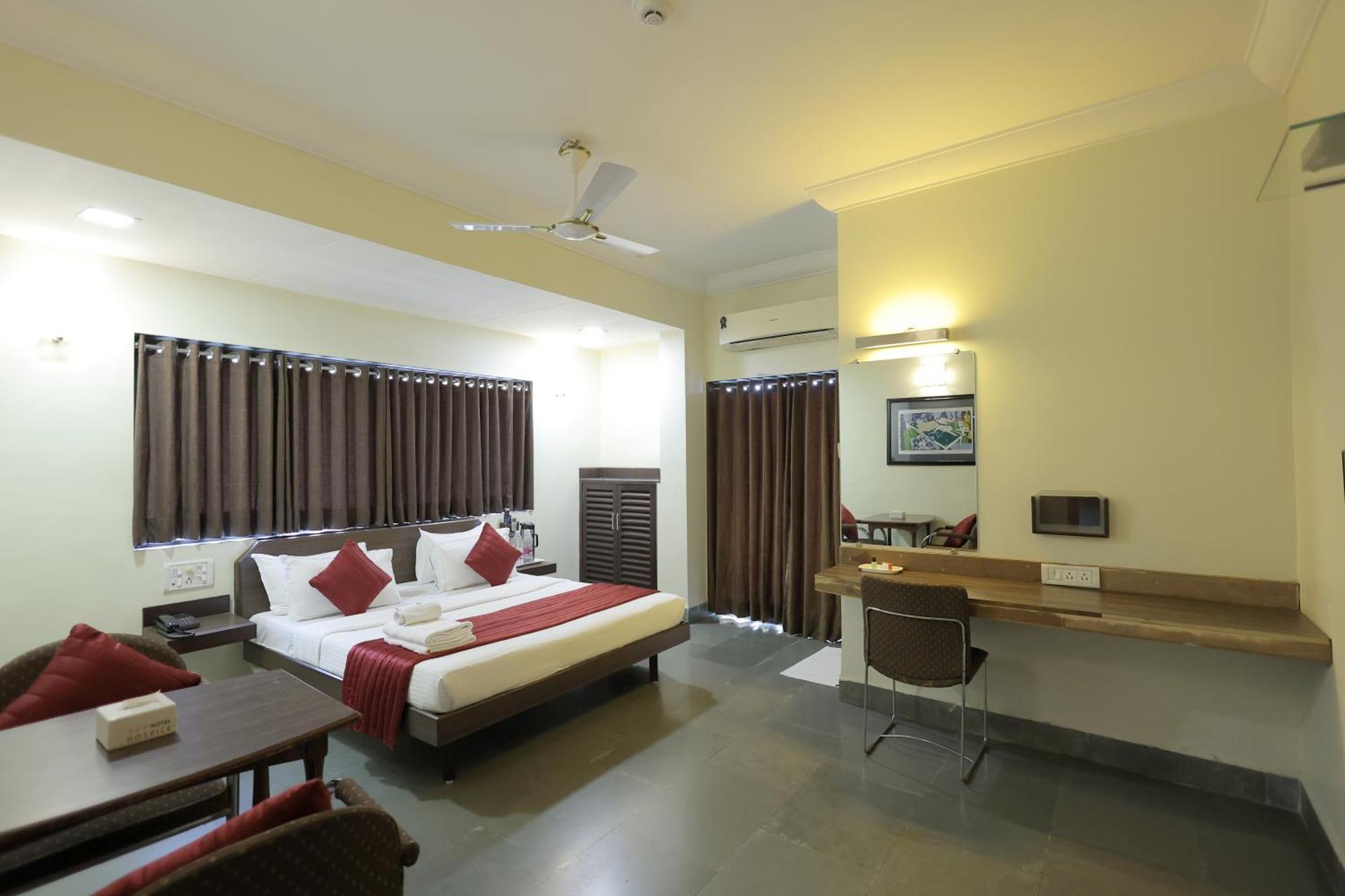 Hotel Hospice Surat Exterior photo