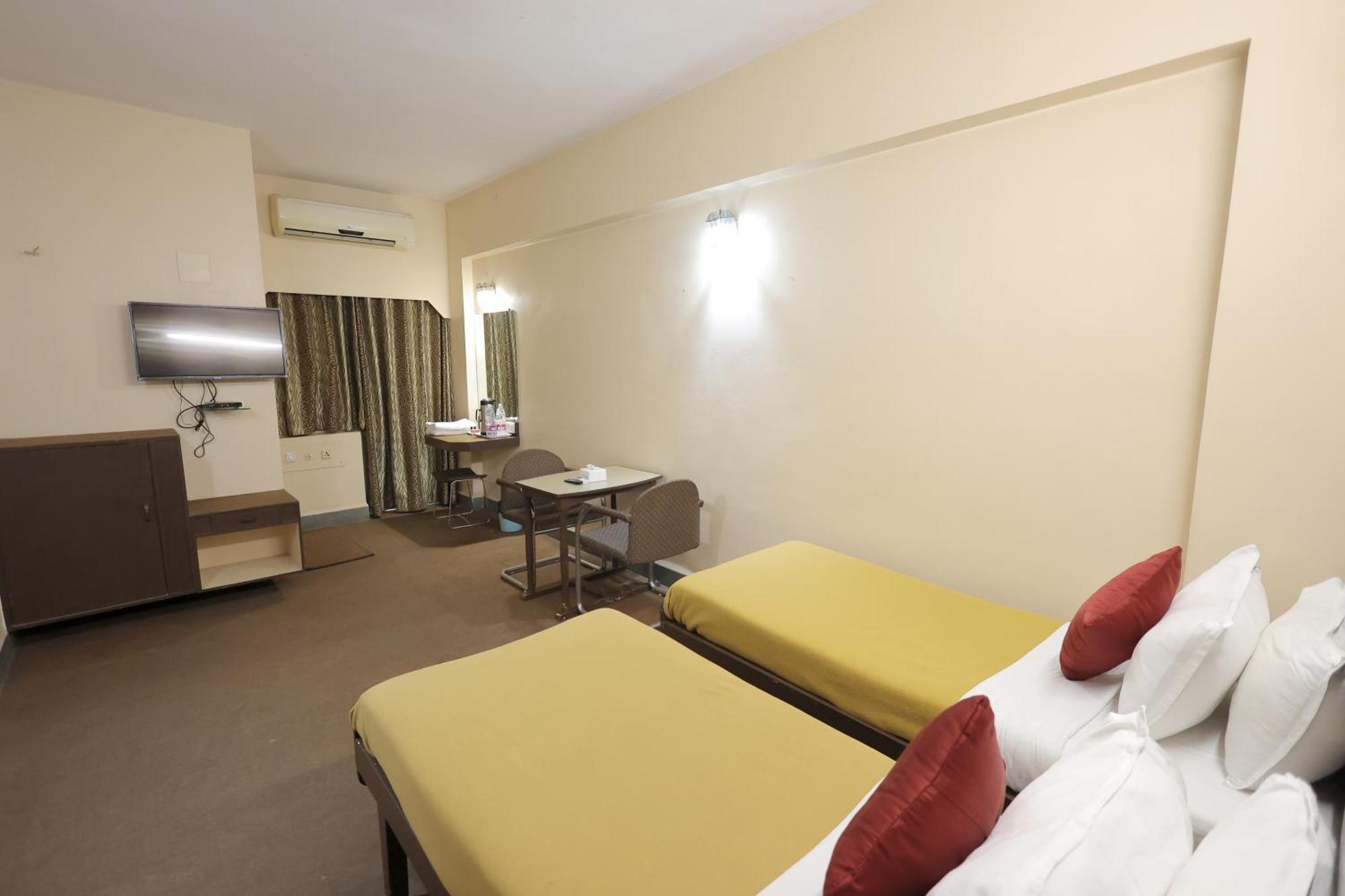 Hotel Hospice Surat Exterior photo