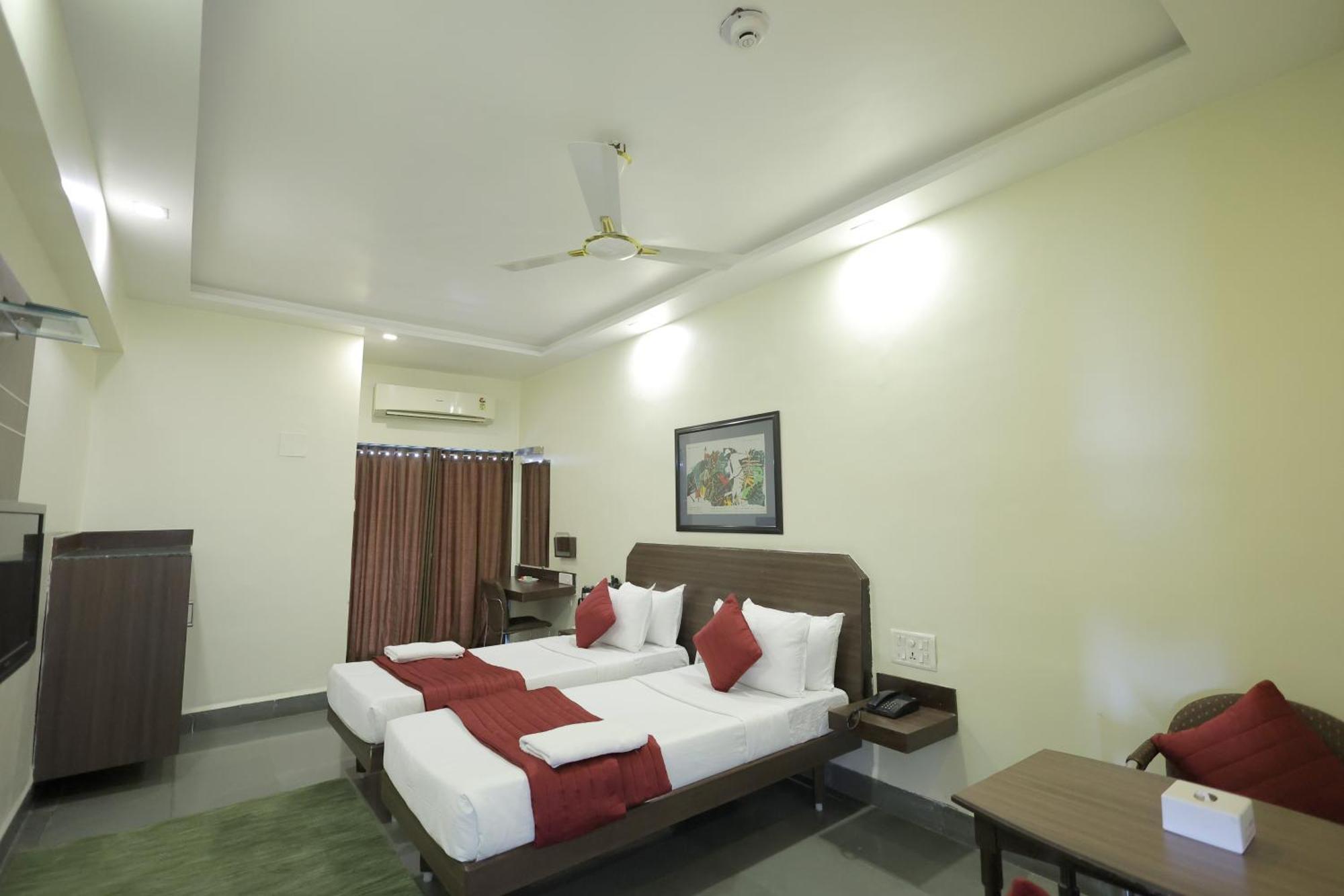 Hotel Hospice Surat Exterior photo