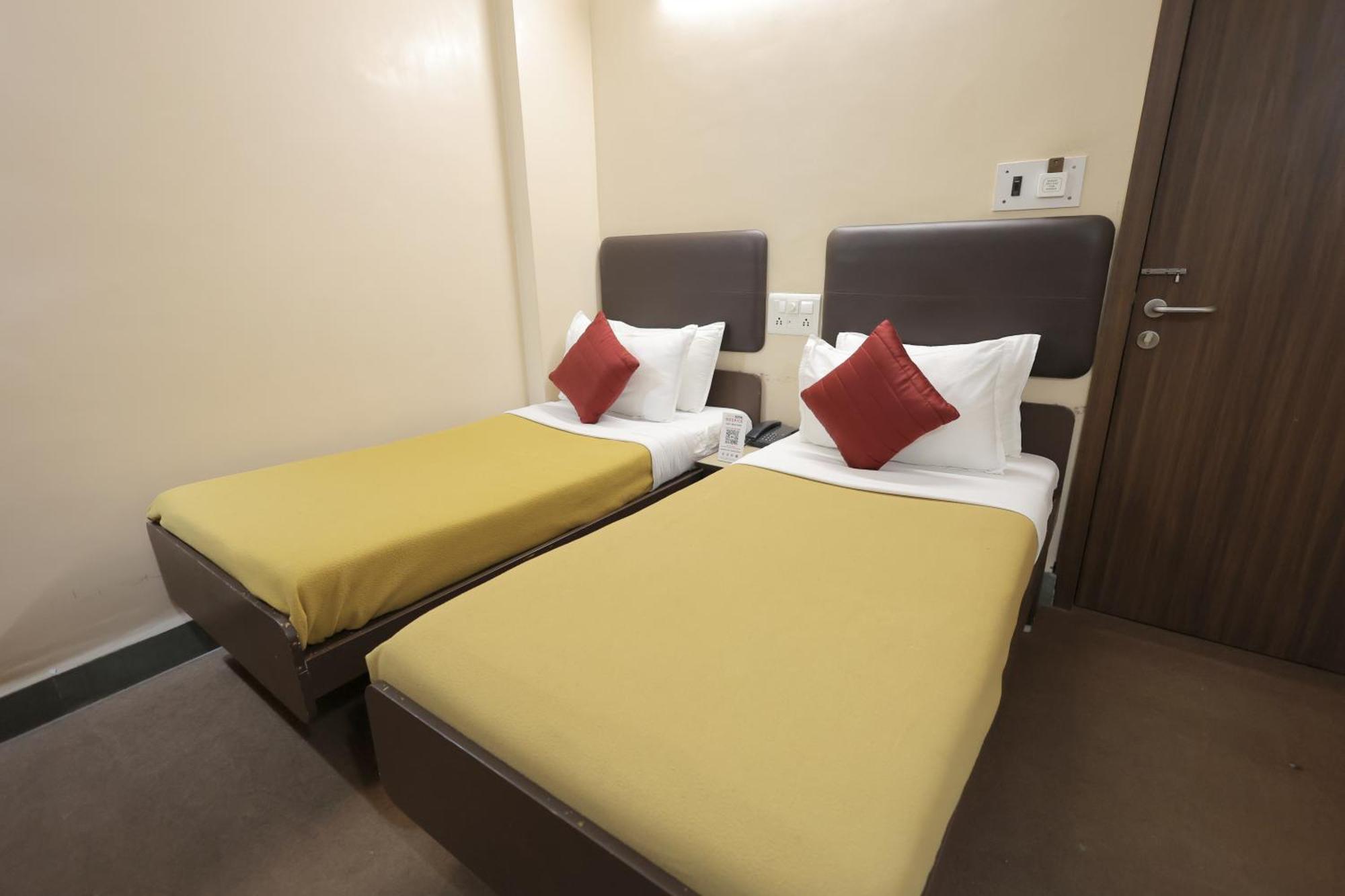 Hotel Hospice Surat Exterior photo