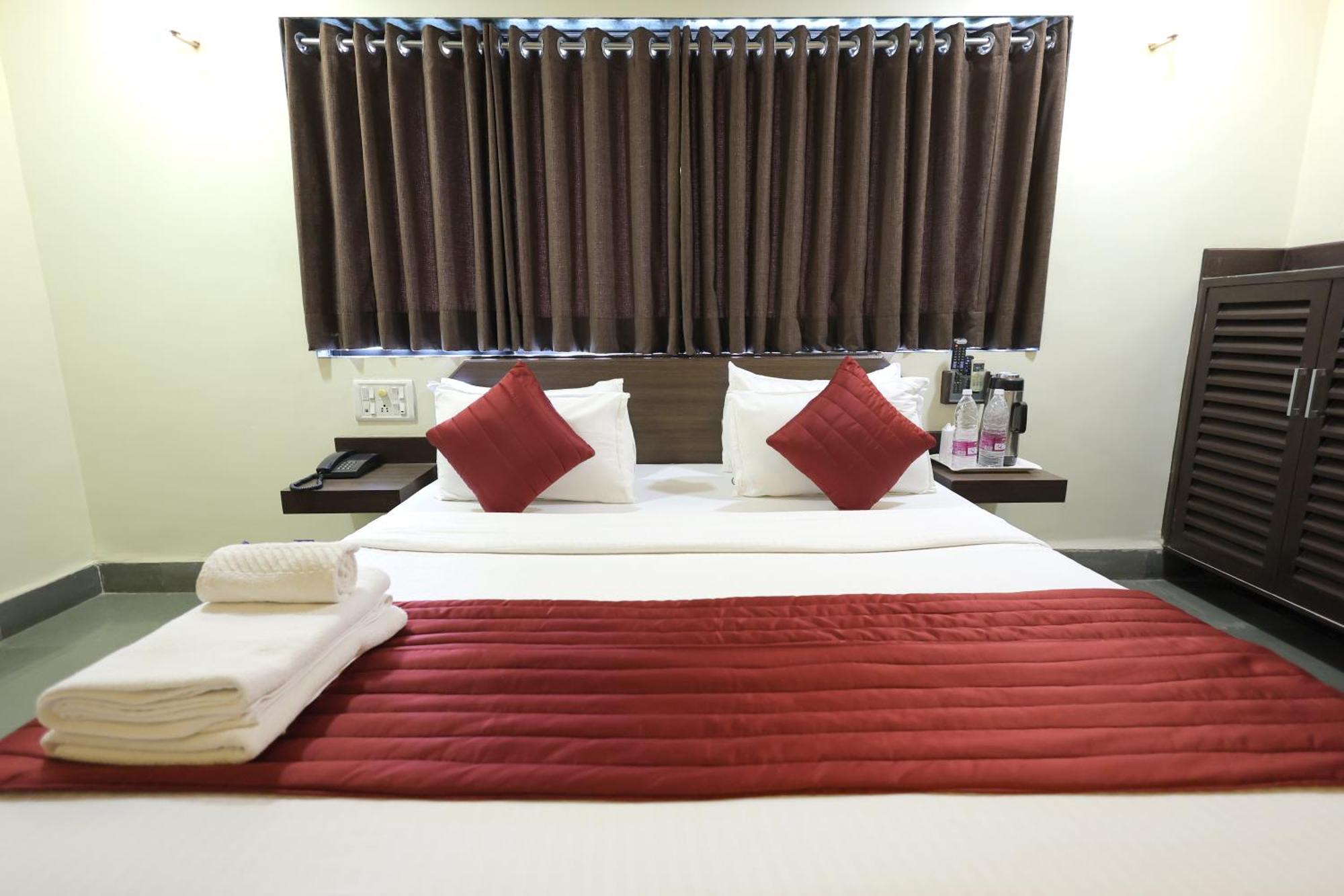 Hotel Hospice Surat Exterior photo