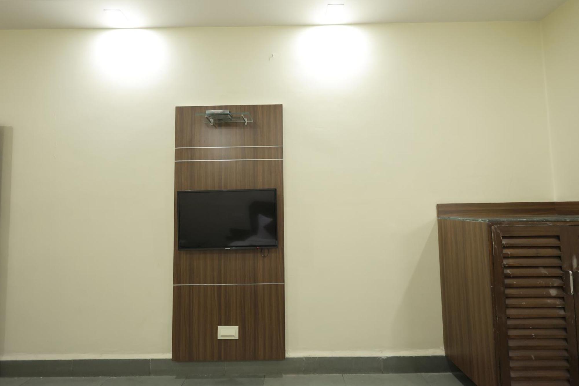 Hotel Hospice Surat Exterior photo