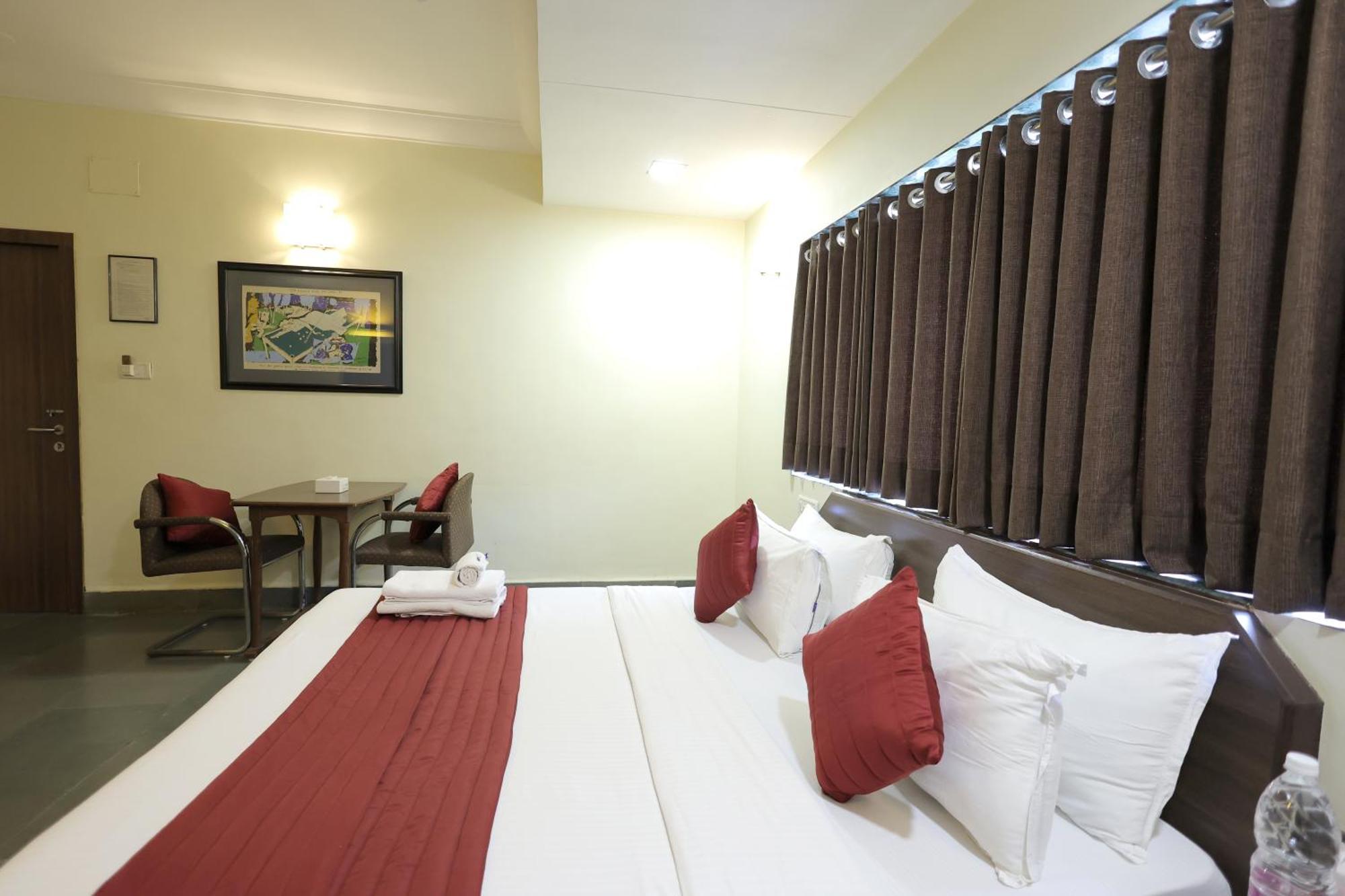 Hotel Hospice Surat Exterior photo