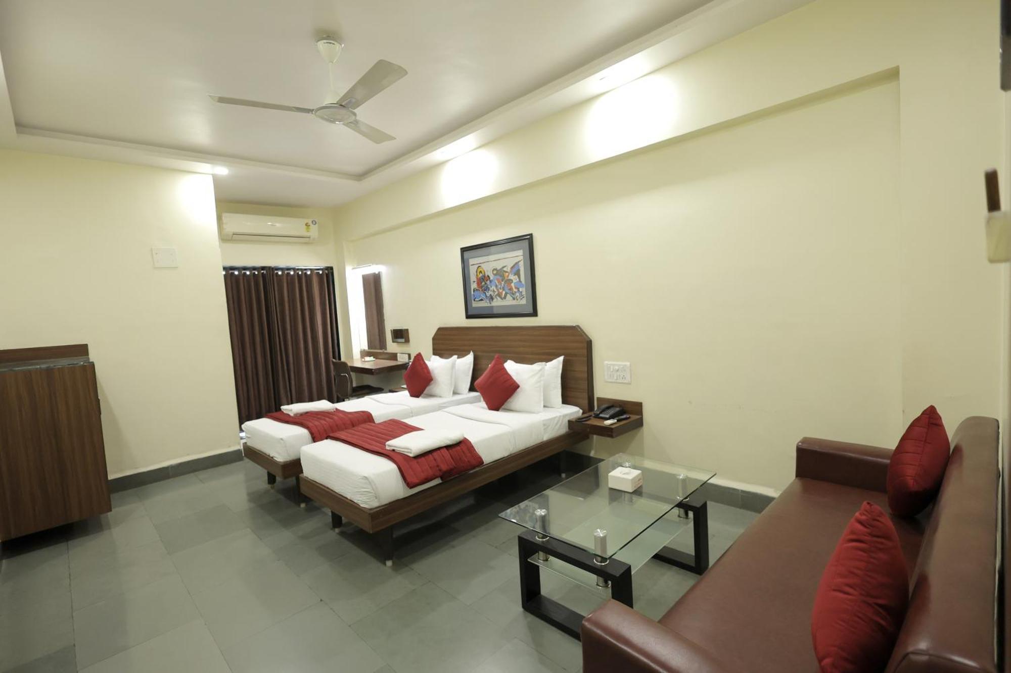 Hotel Hospice Surat Exterior photo
