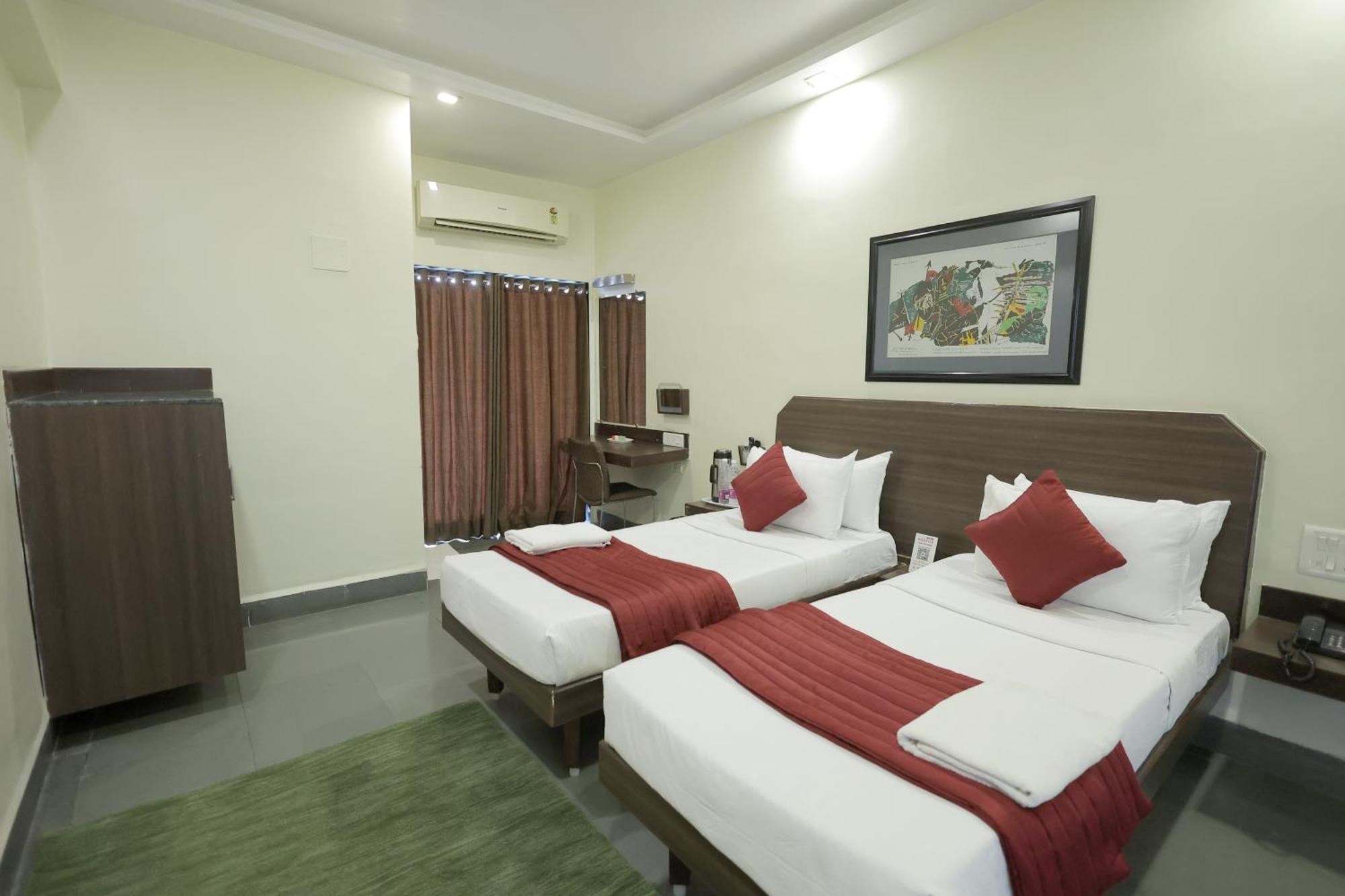 Hotel Hospice Surat Exterior photo