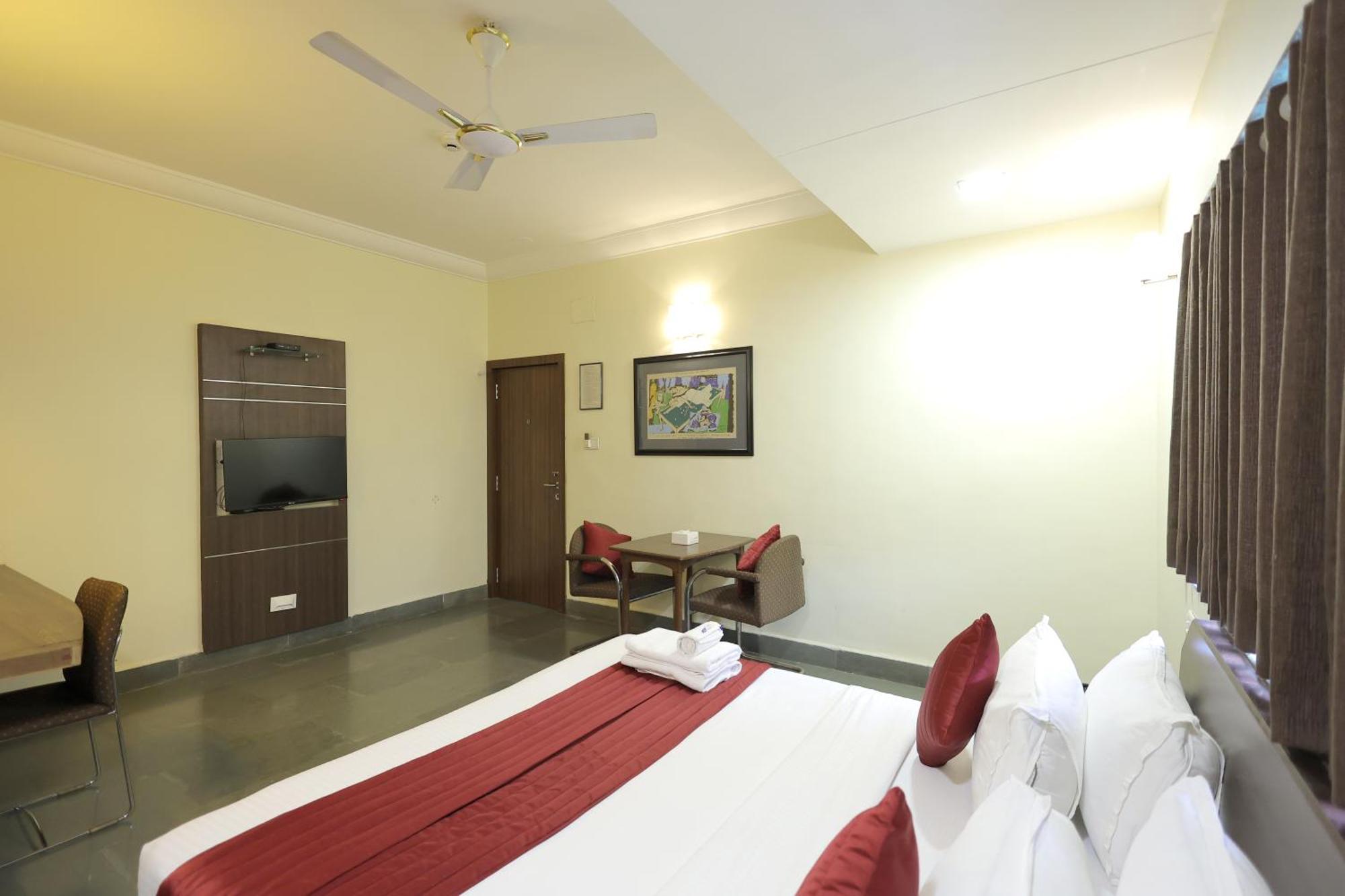 Hotel Hospice Surat Exterior photo