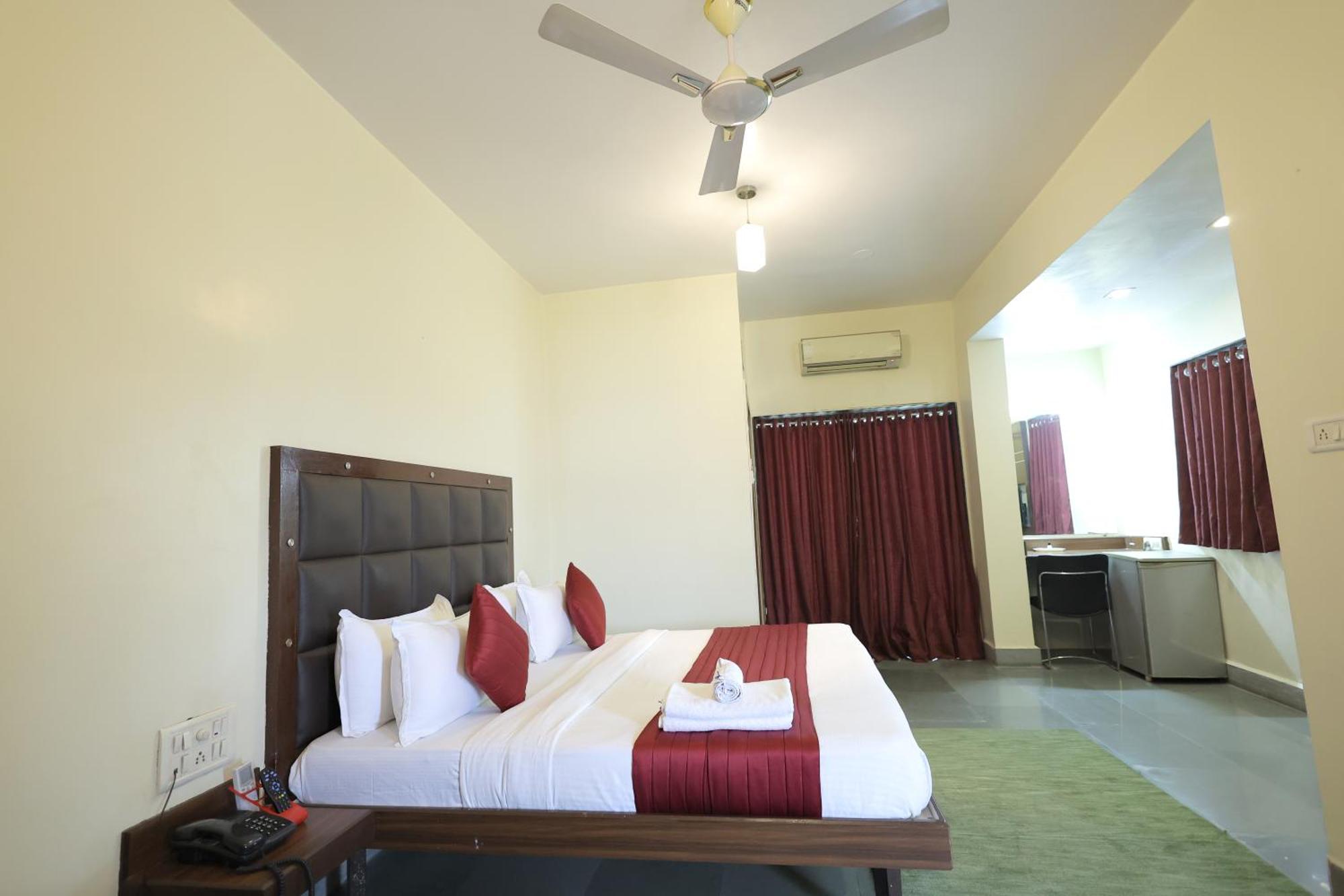 Hotel Hospice Surat Exterior photo