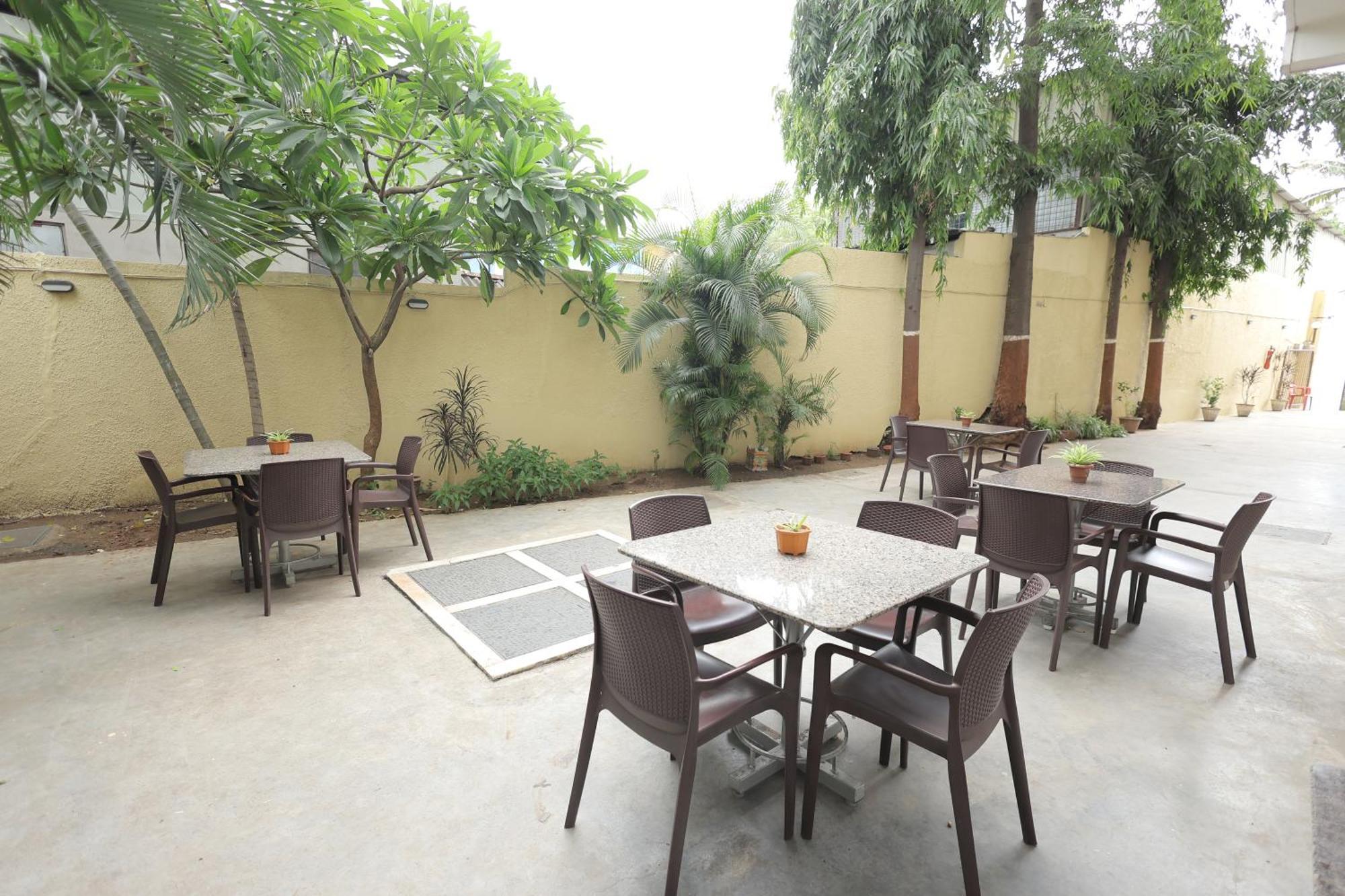 Hotel Hospice Surat Exterior photo