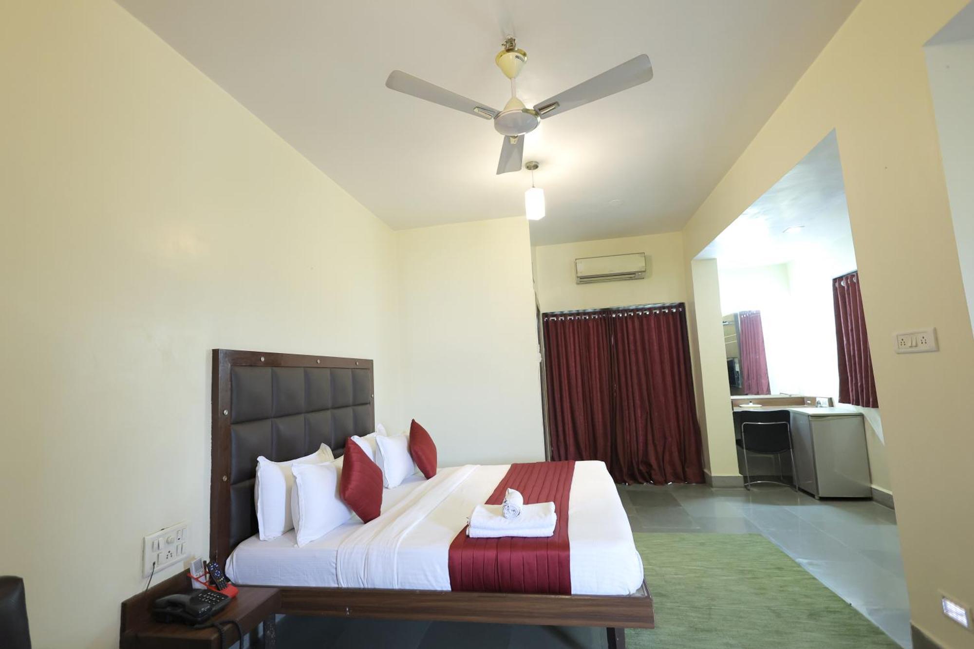 Hotel Hospice Surat Exterior photo