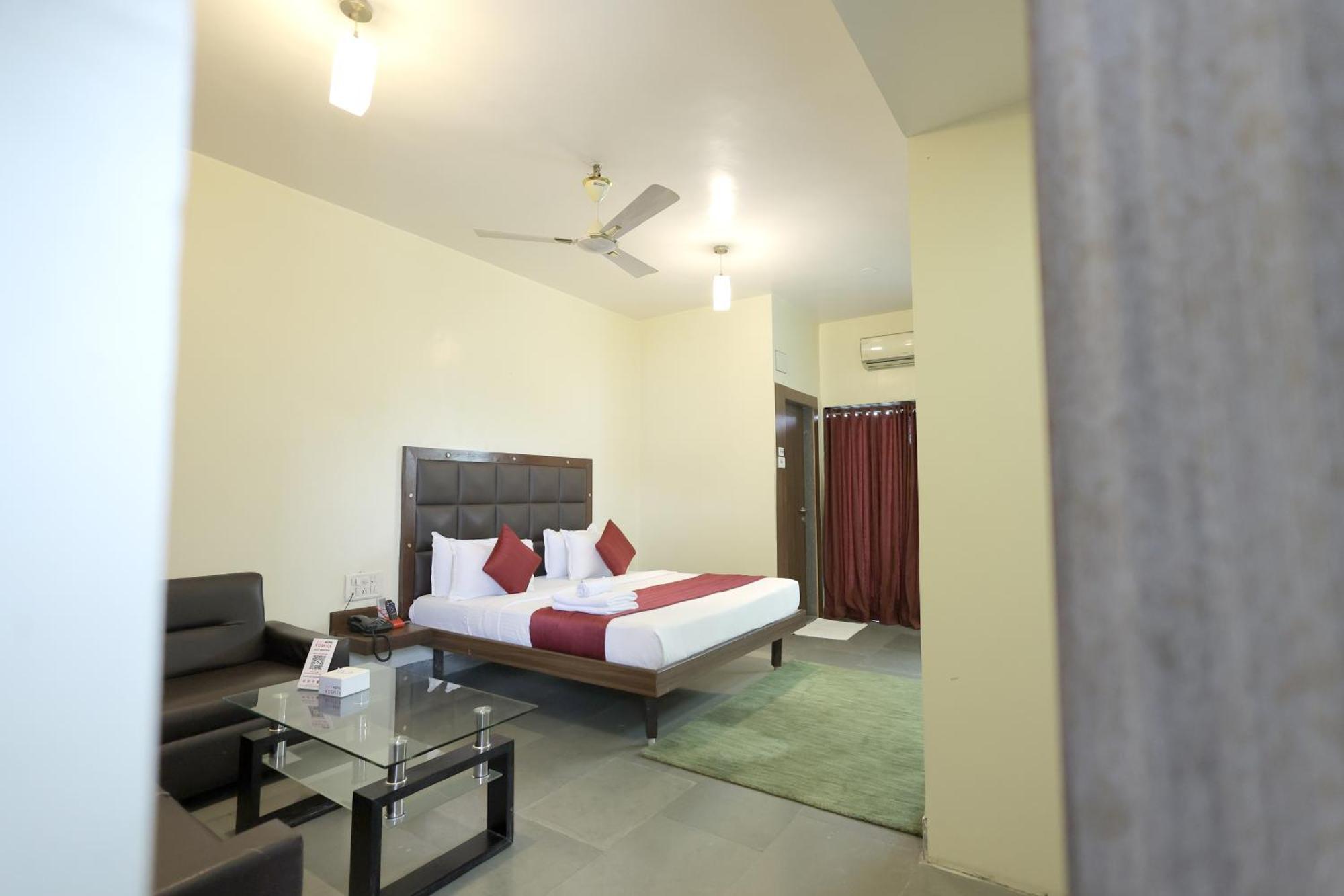 Hotel Hospice Surat Exterior photo