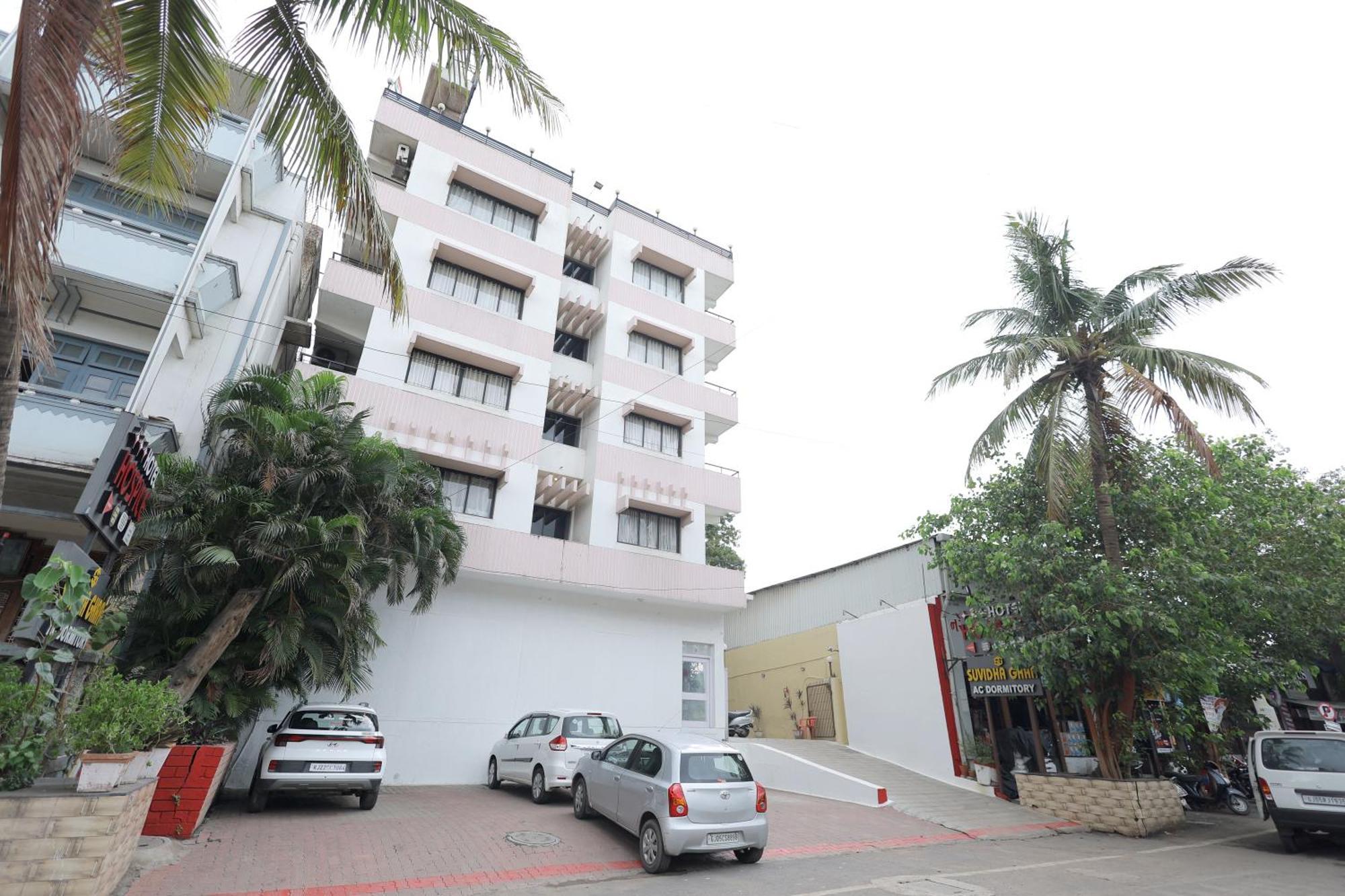 Hotel Hospice Surat Exterior photo