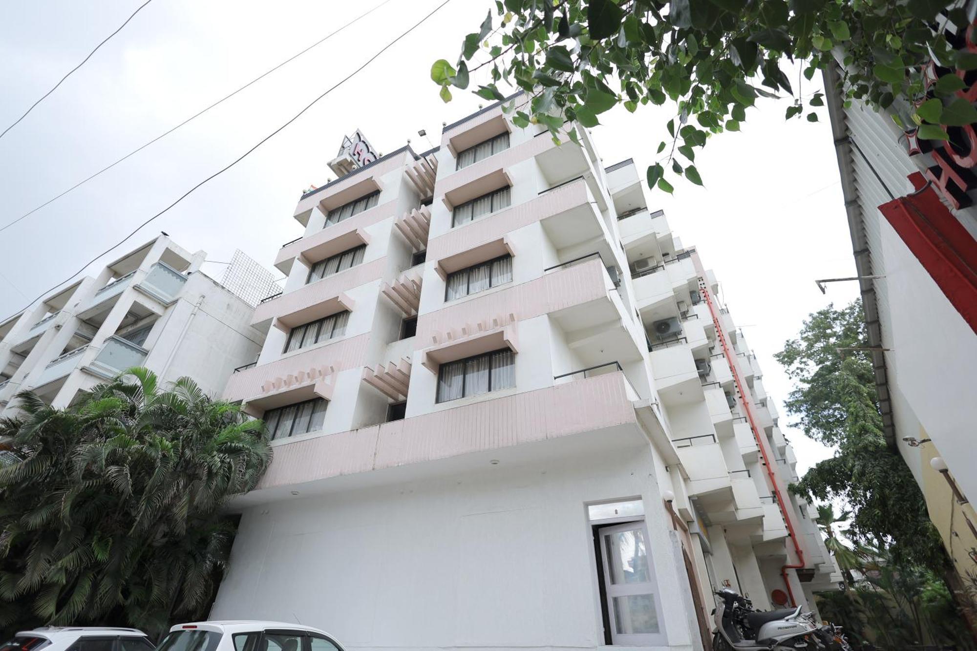 Hotel Hospice Surat Exterior photo
