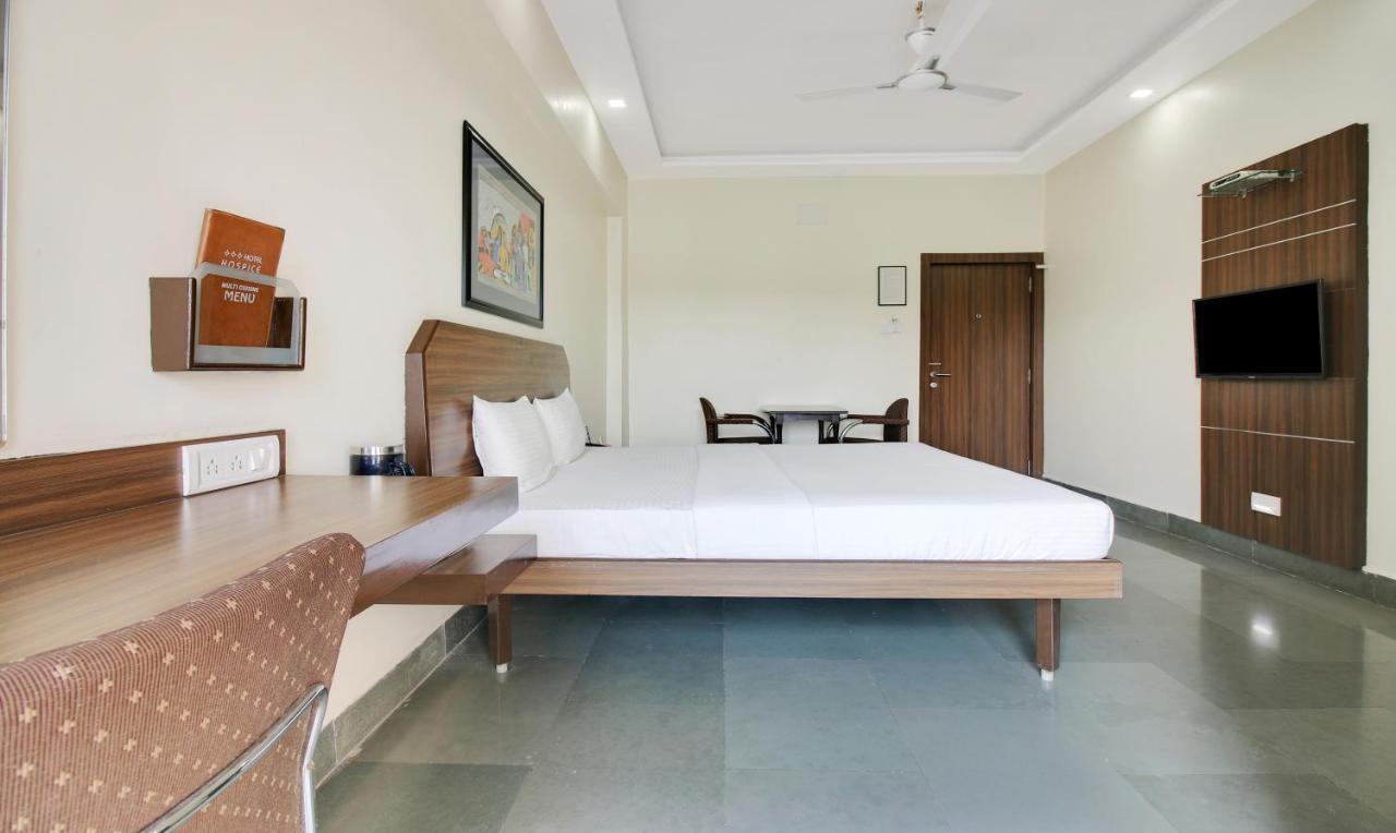 Hotel Hospice Surat Exterior photo