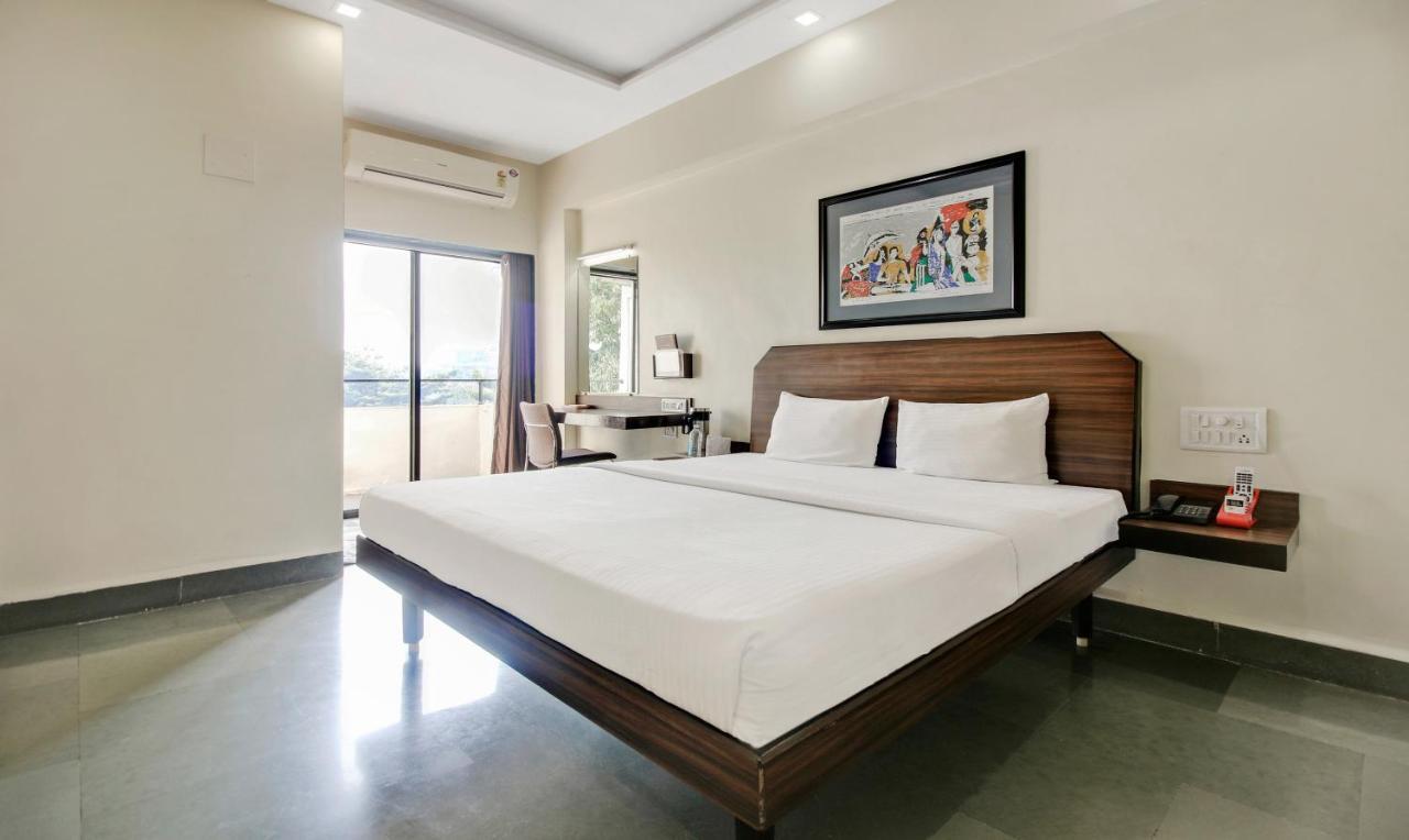 Hotel Hospice Surat Exterior photo